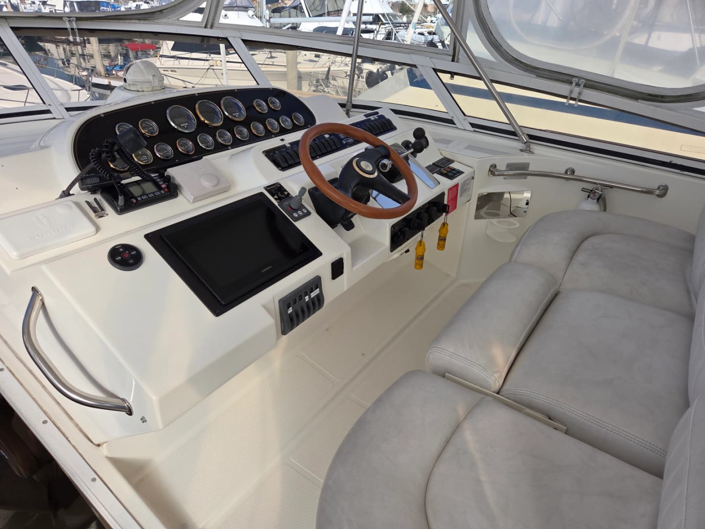 2000 Cruisers Yachts Sport 50