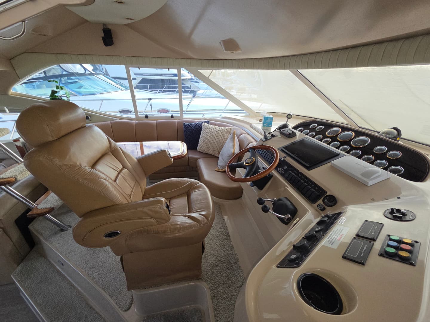 2000 Cruisers Yachts Sport 50