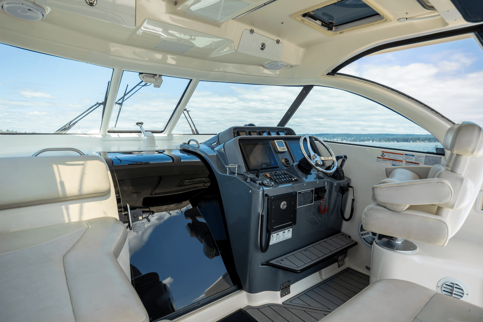 2009 Pursuit 375 OS