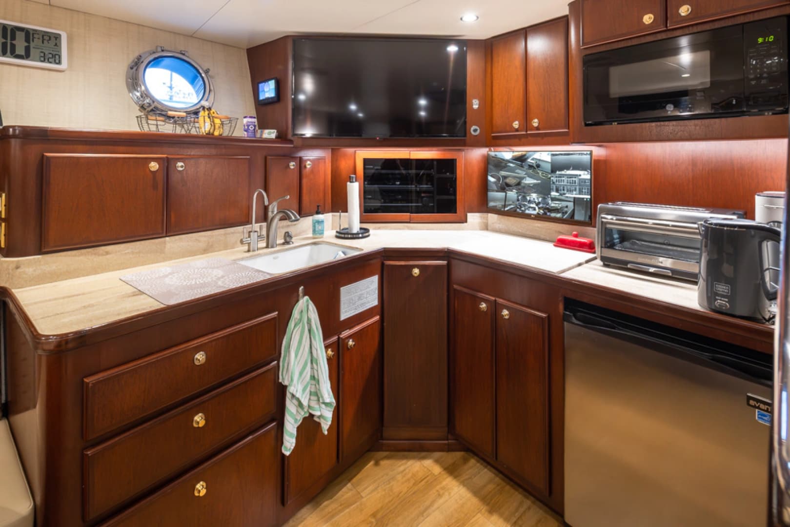 1989 Delta Marine Flybridge Motoryacht