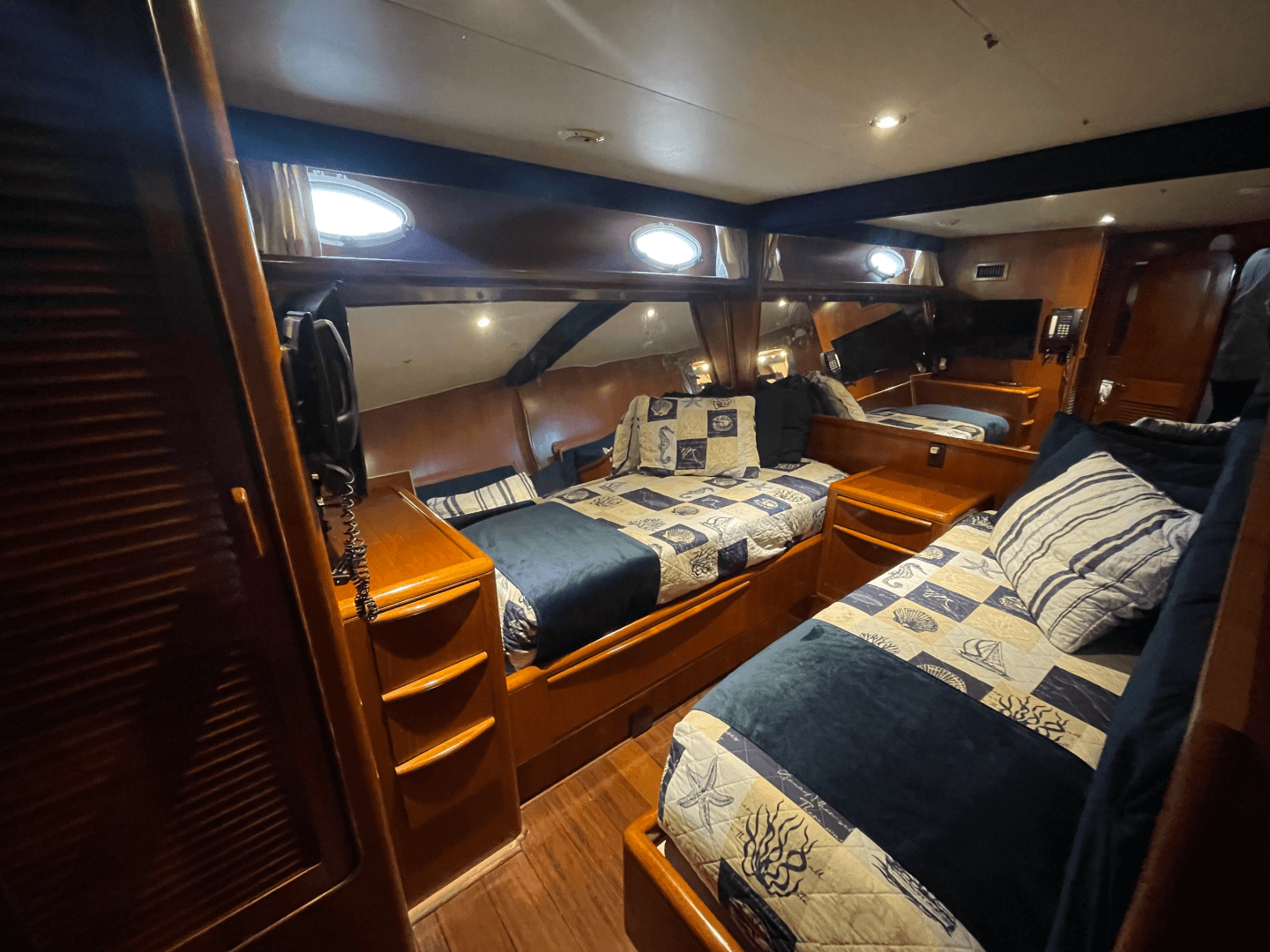 1990 Viking 63 Motor Yacht