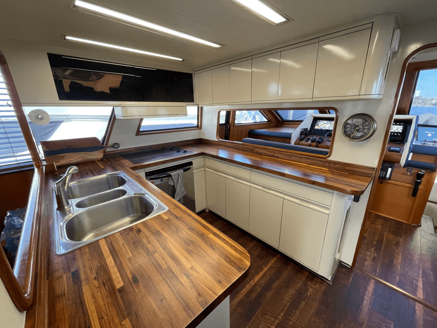 1990 Viking 63 Motor Yacht