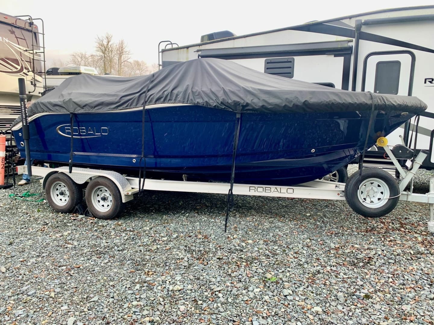 2023 Robalo R207 20