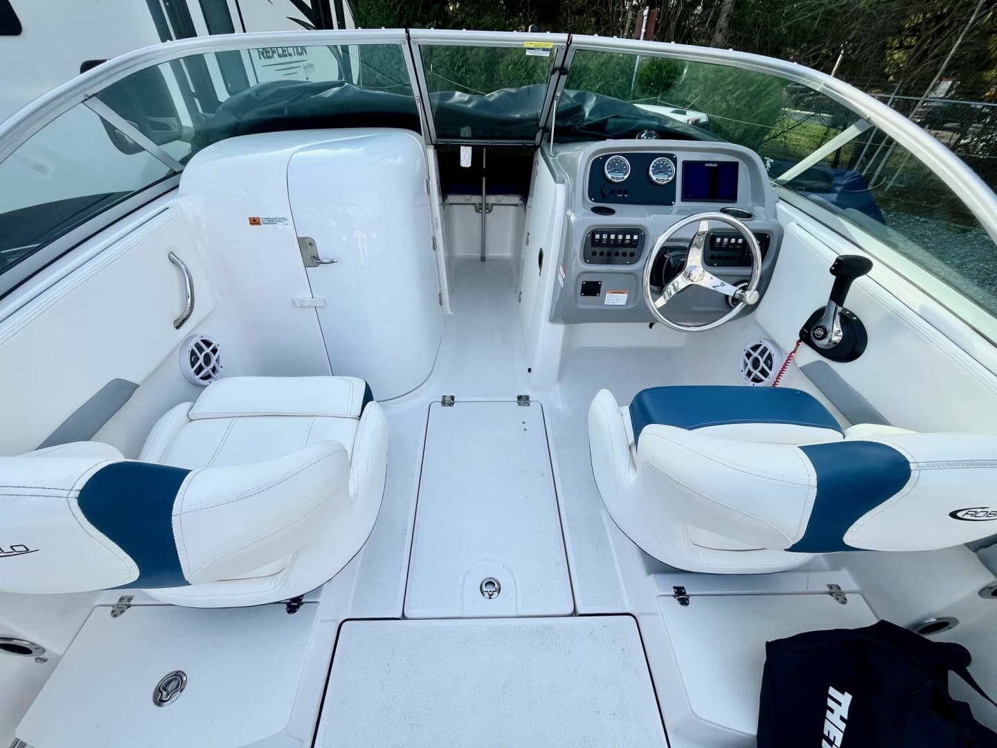 2023 Robalo R207 20