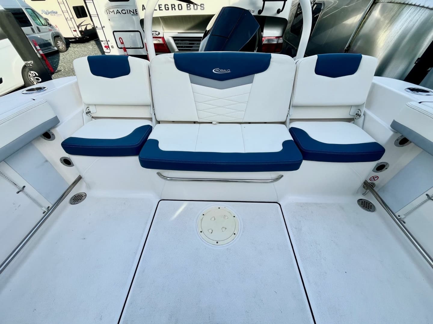 2023 Robalo R207 20
