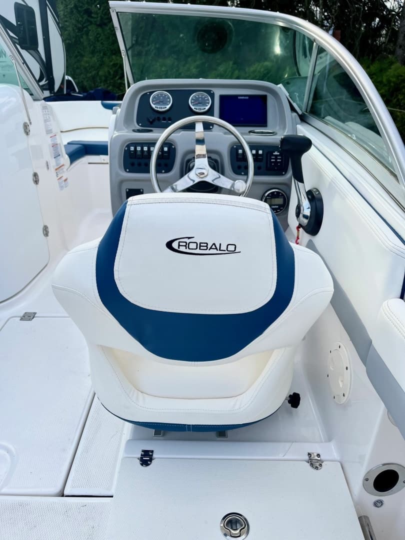 2023 Robalo R207 20
