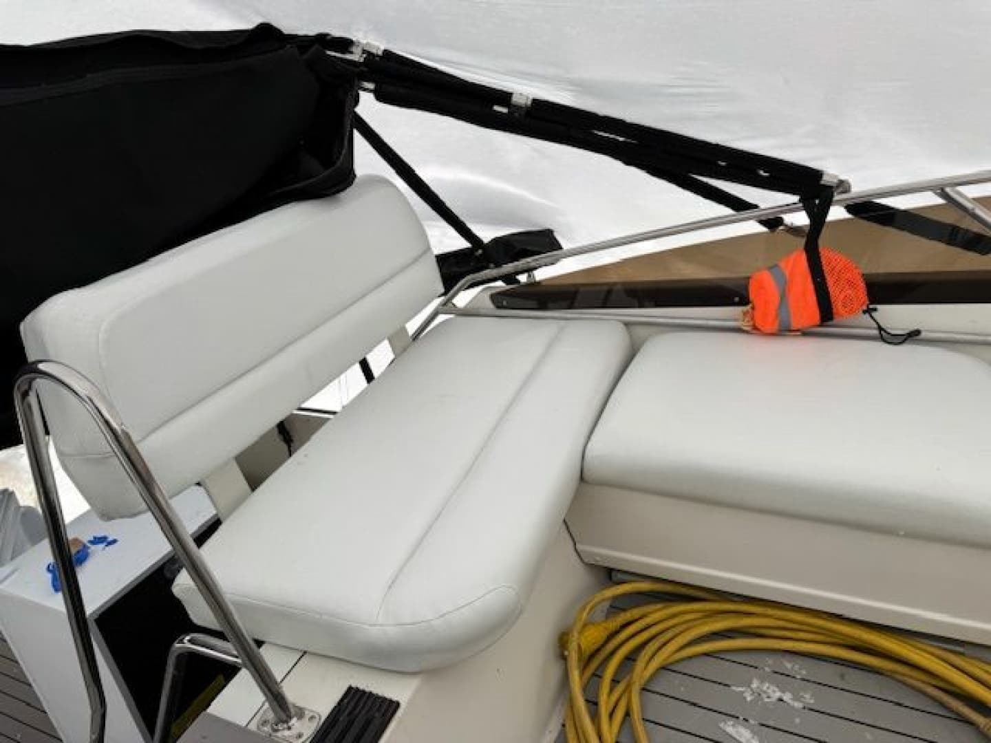 1995 Carver 325 Motor Yacht 32