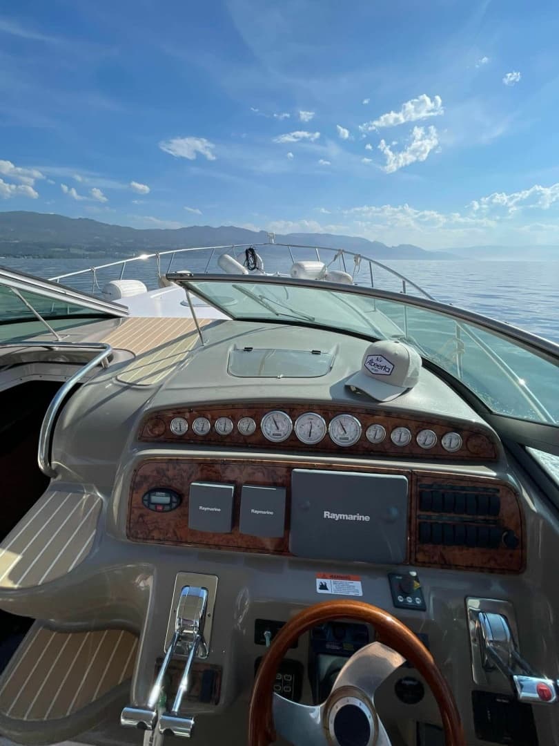 2006 Larson Cabrio 370 37