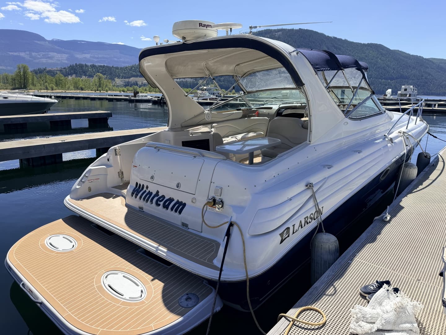 2006 Larson Cabrio 370 37