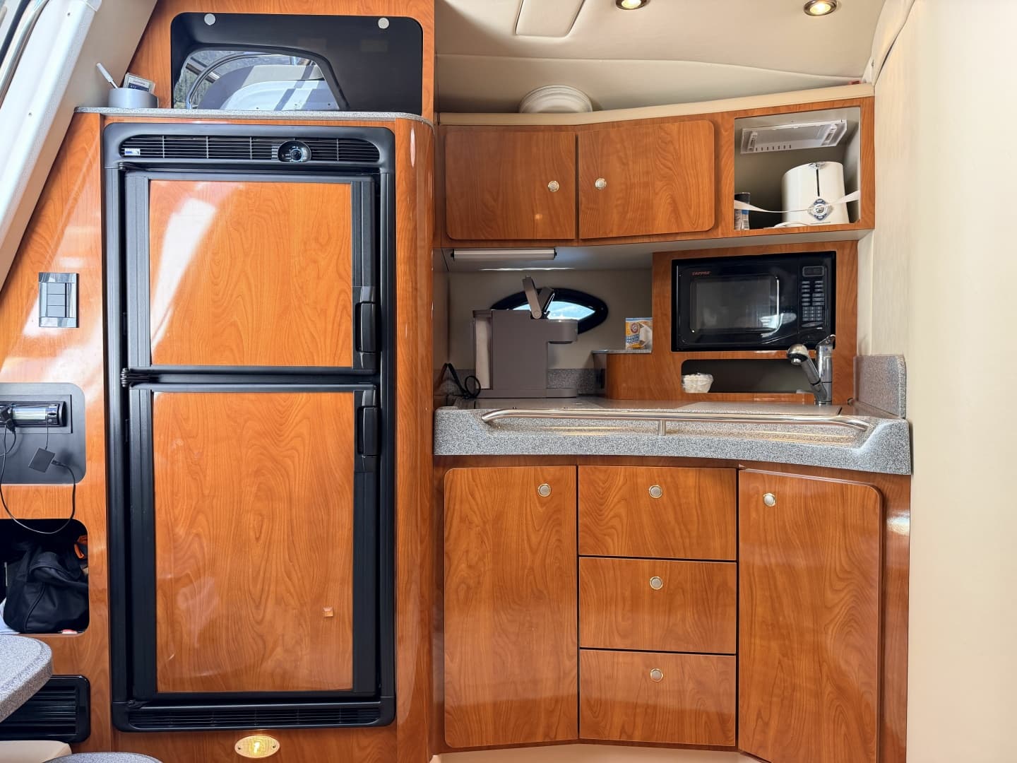 2006 Larson Cabrio 370 37