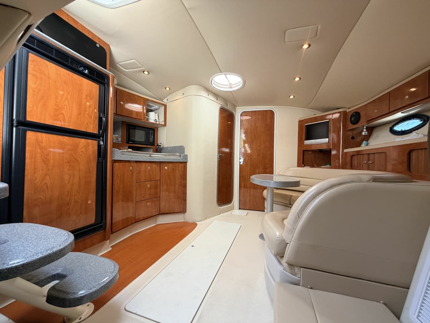 2006 Larson Cabrio 370 37