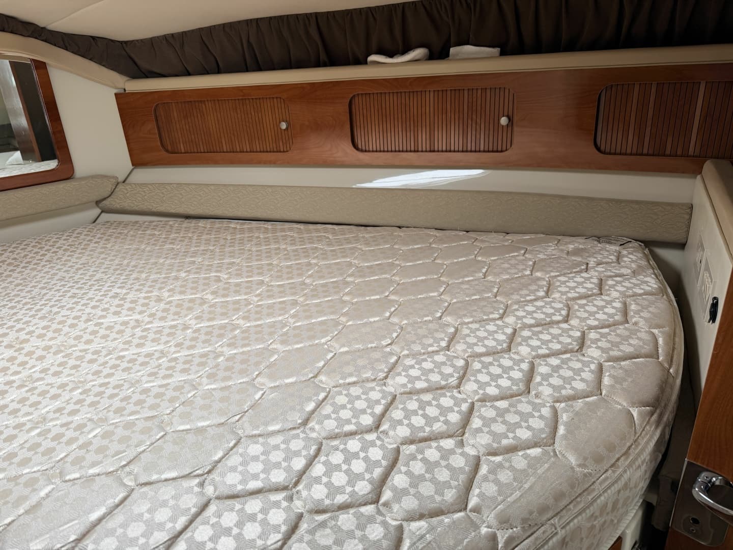 2006 Larson Cabrio 370 37