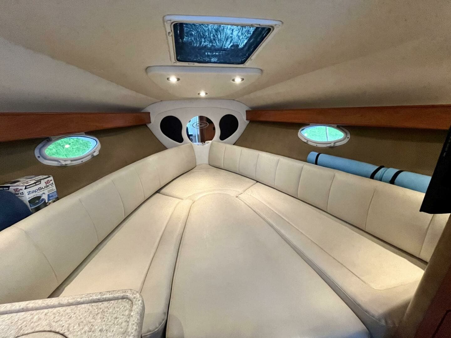 2009 Rinker 260 Express 26