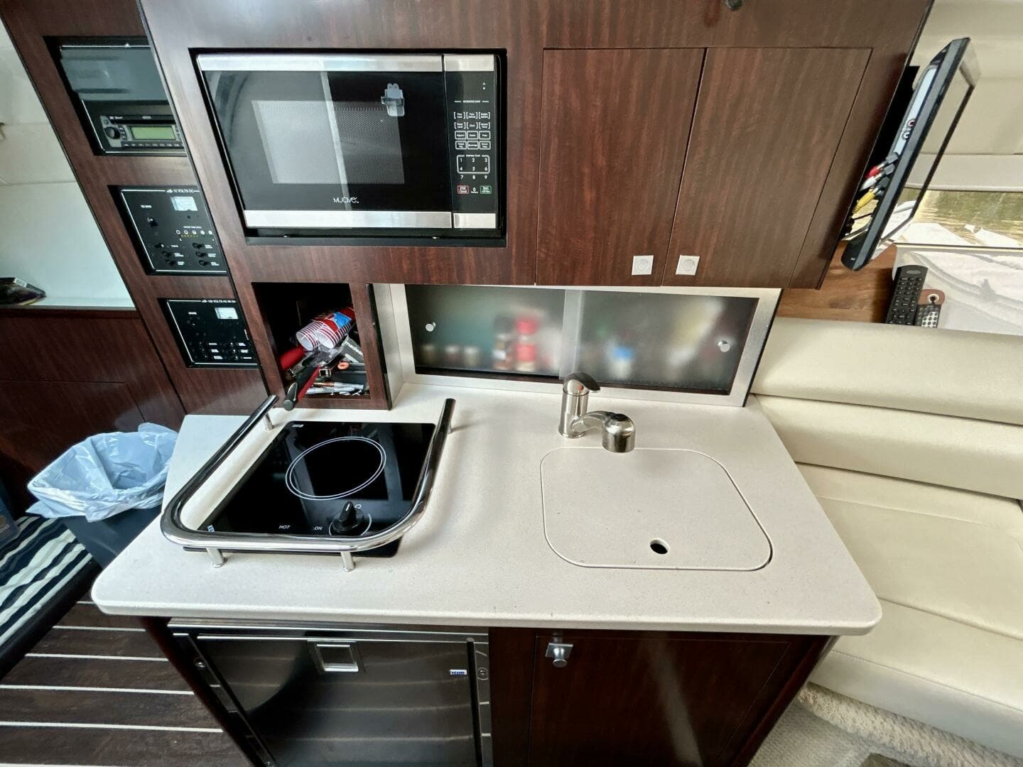 2018 Monterey 295 Sport Yacht 29