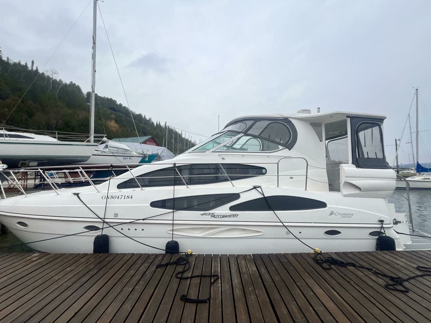2005 Cruisers Yachts 405 Express Motor Yacht 40