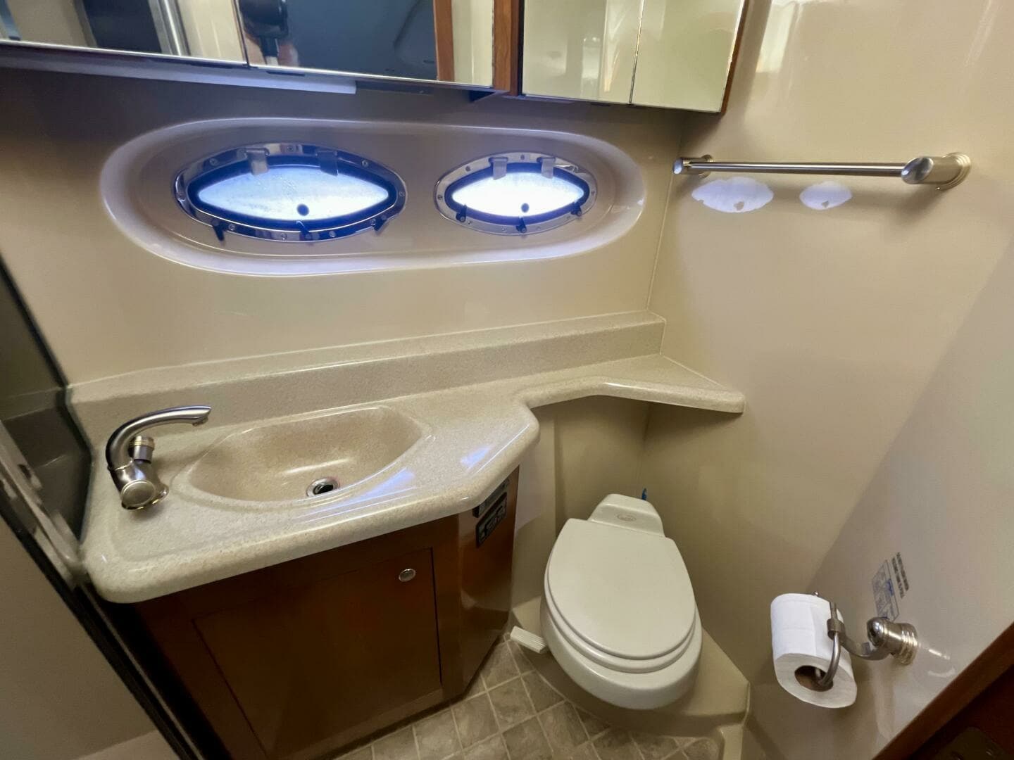 2005 Cruisers Yachts 405 Express Motor Yacht 40