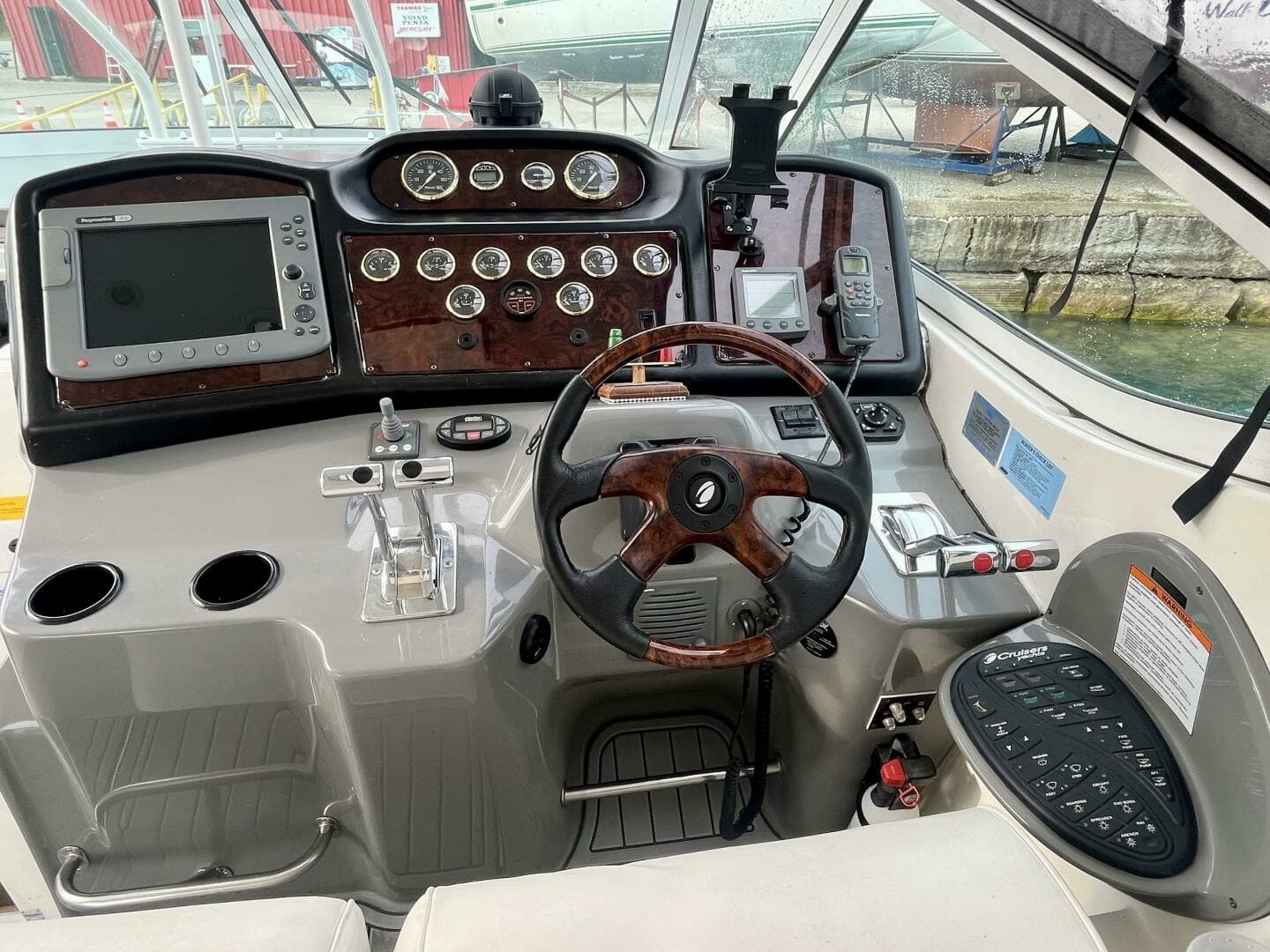 2005 Cruisers Yachts 405 Express Motor Yacht 40