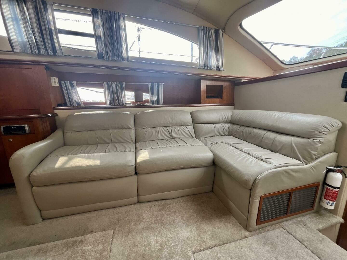 2005 Cruisers Yachts 405 Express Motor Yacht 40