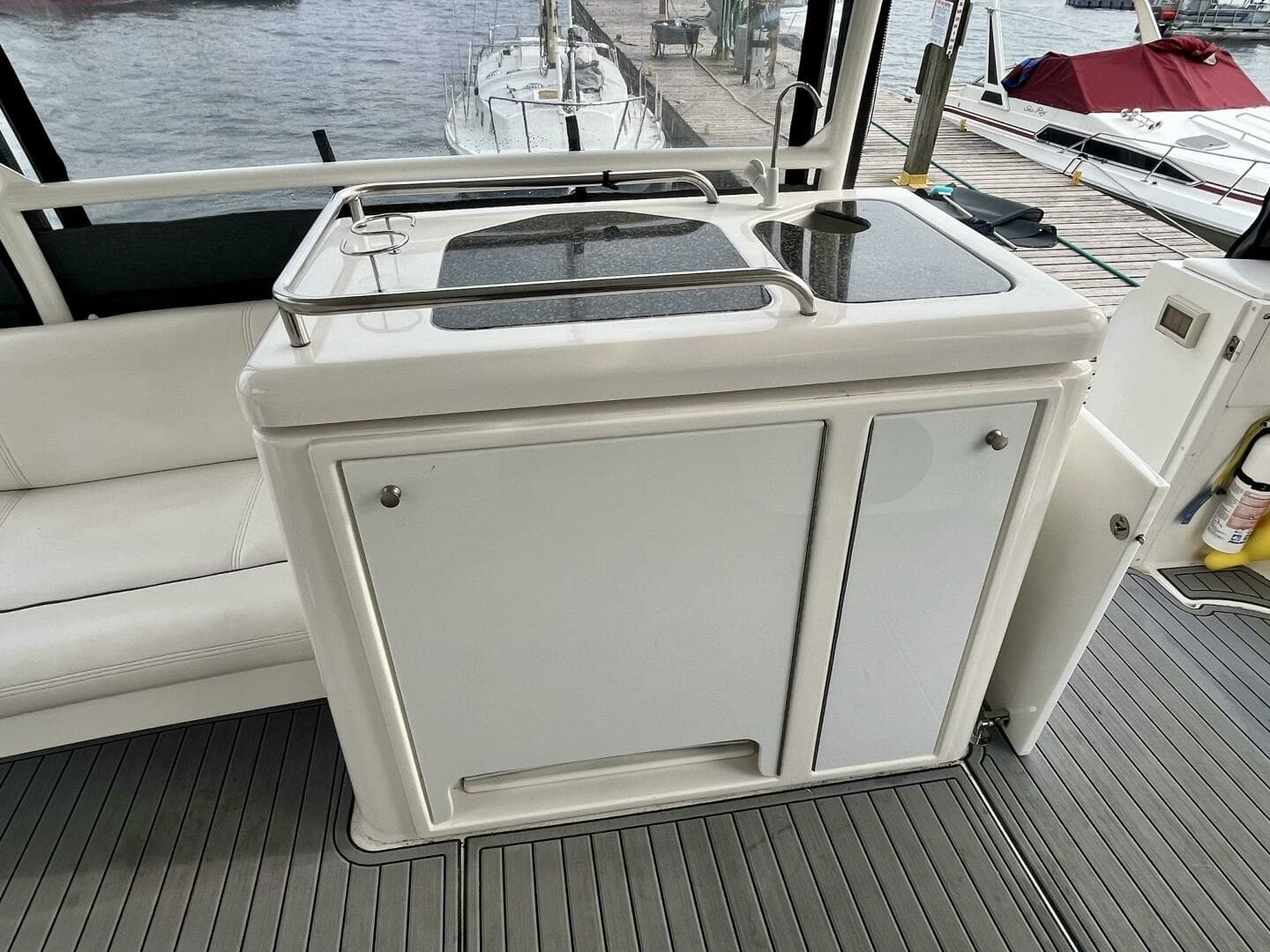 2005 Cruisers Yachts 405 Express Motor Yacht 40