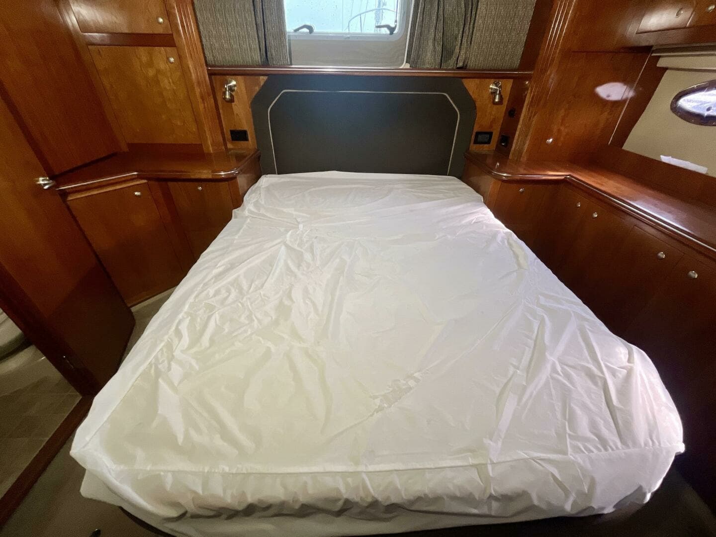 2005 Cruisers Yachts 405 Express Motor Yacht 40