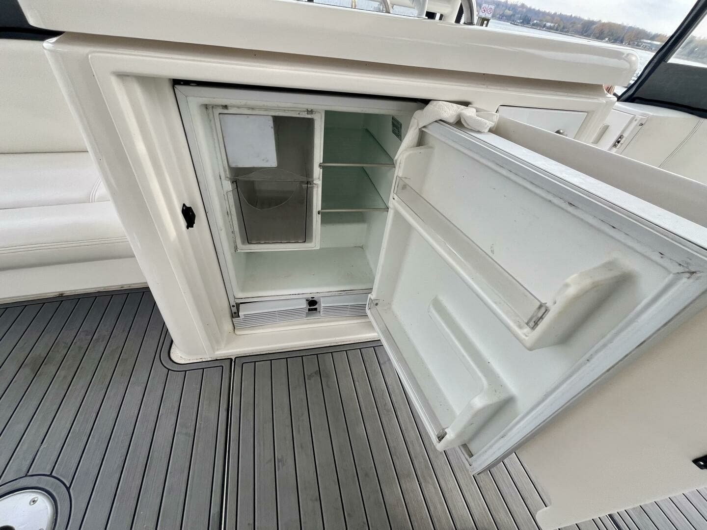 2005 Cruisers Yachts 405 Express Motor Yacht 40