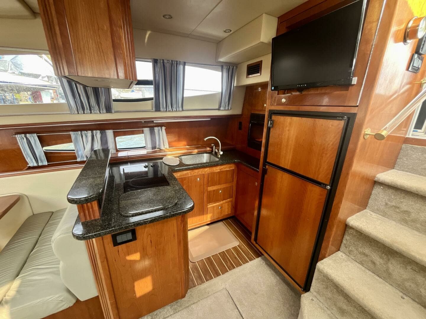 2005 Cruisers Yachts 405 Express Motor Yacht 40