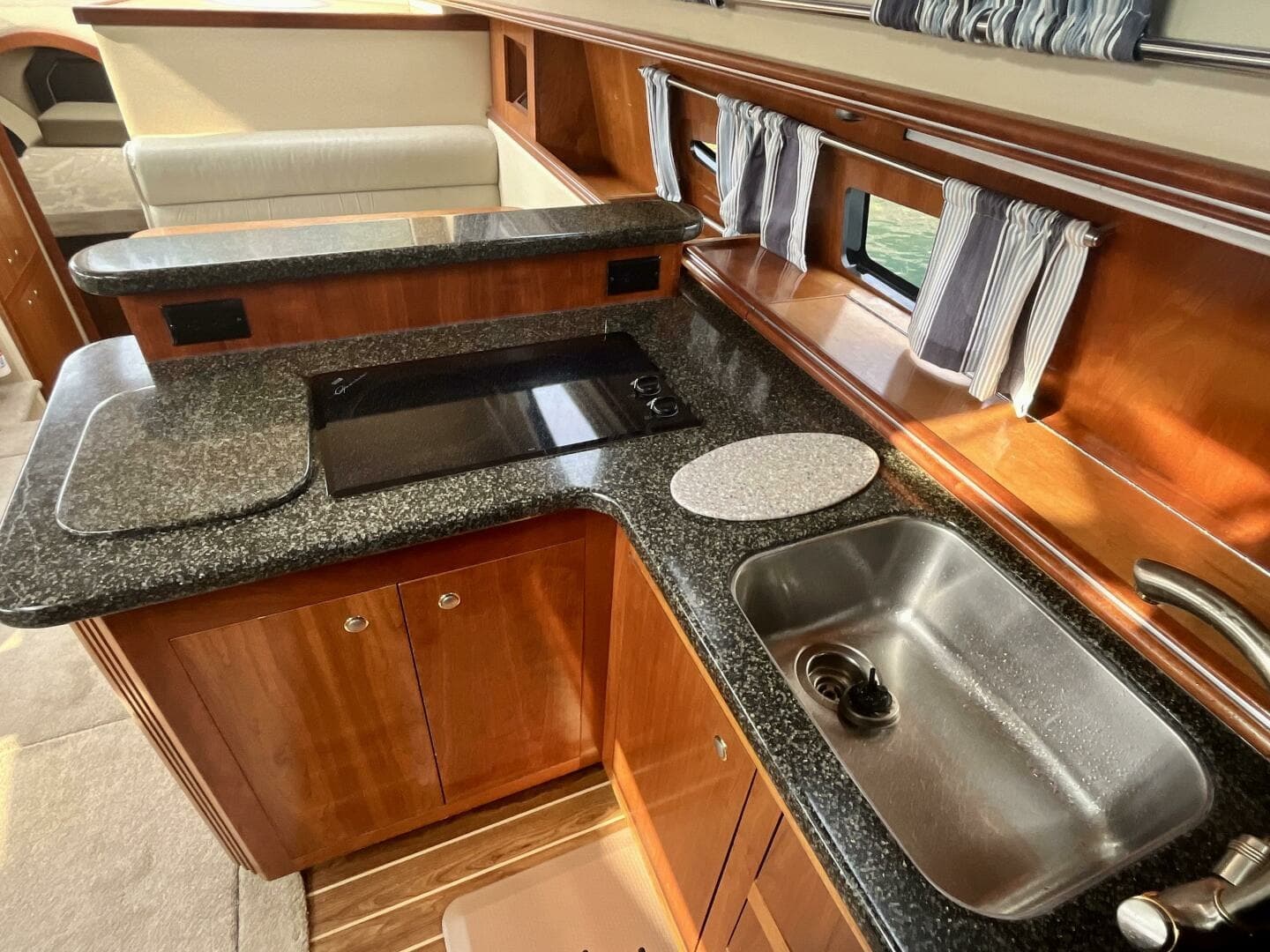 2005 Cruisers Yachts 405 Express Motor Yacht 40