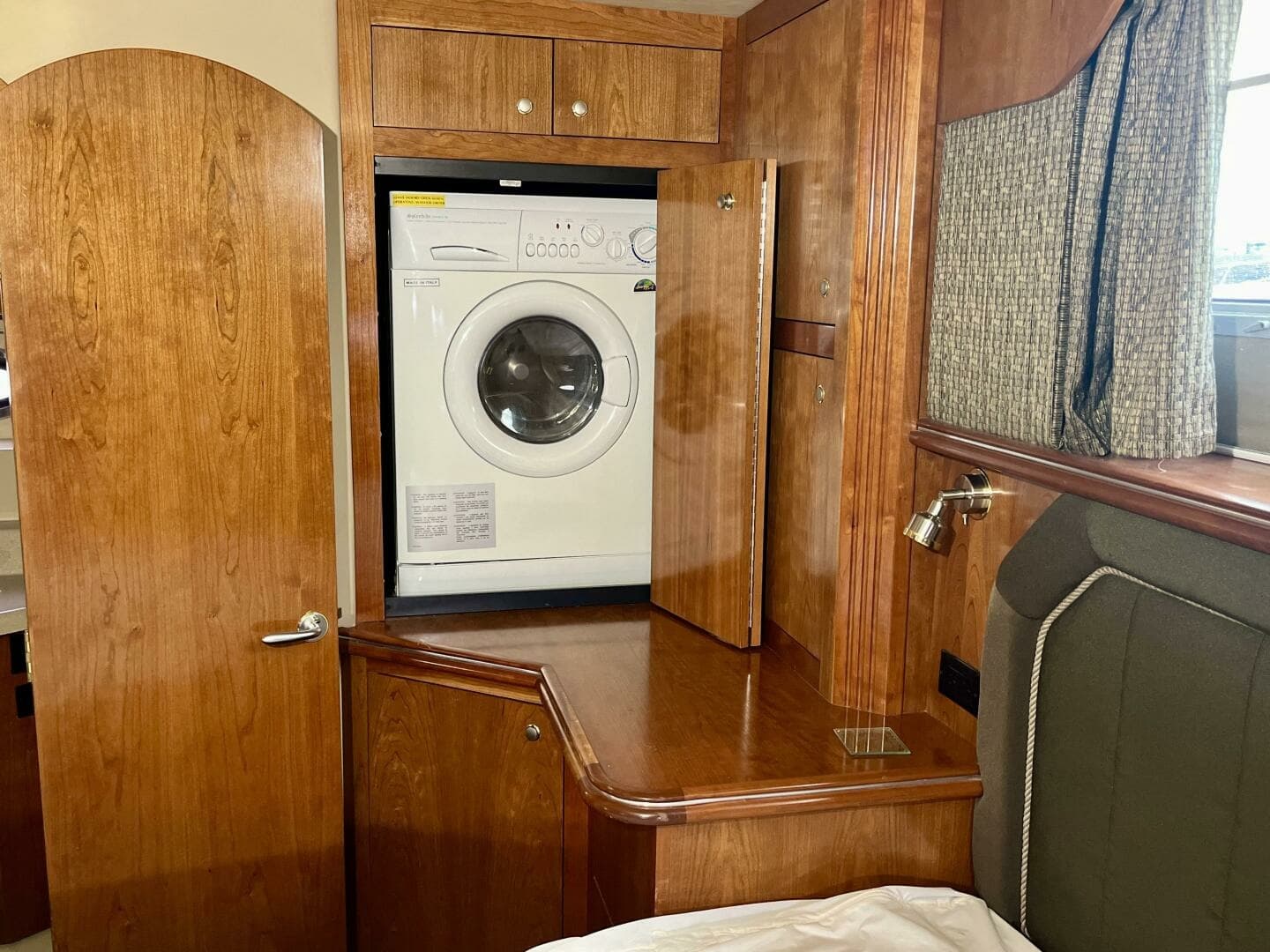 2005 Cruisers Yachts 405 Express Motor Yacht 40