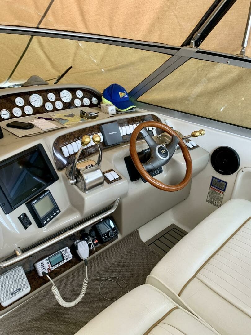 1999 Sea Ray 330 Sundancer 33