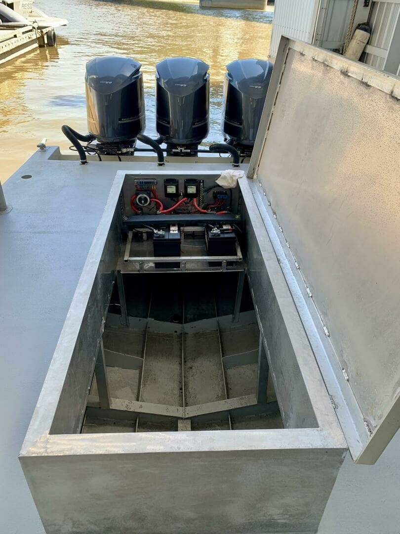 1990 Aluminum Cruiser Custom 50 50