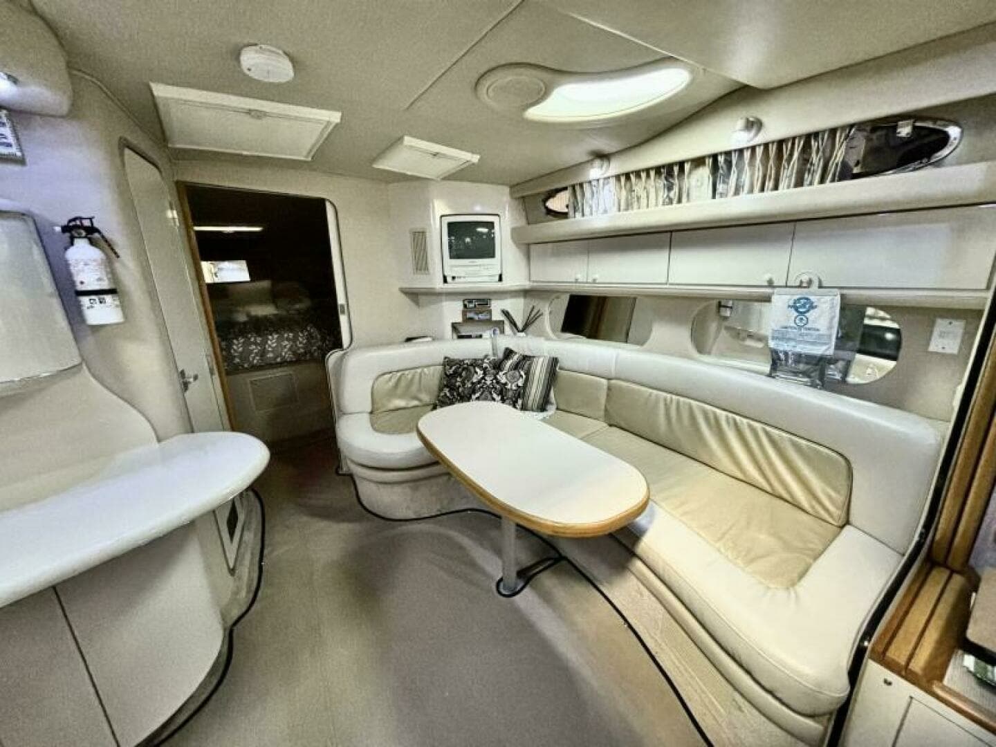 1995 Sea Ray 370 Sundancer 37