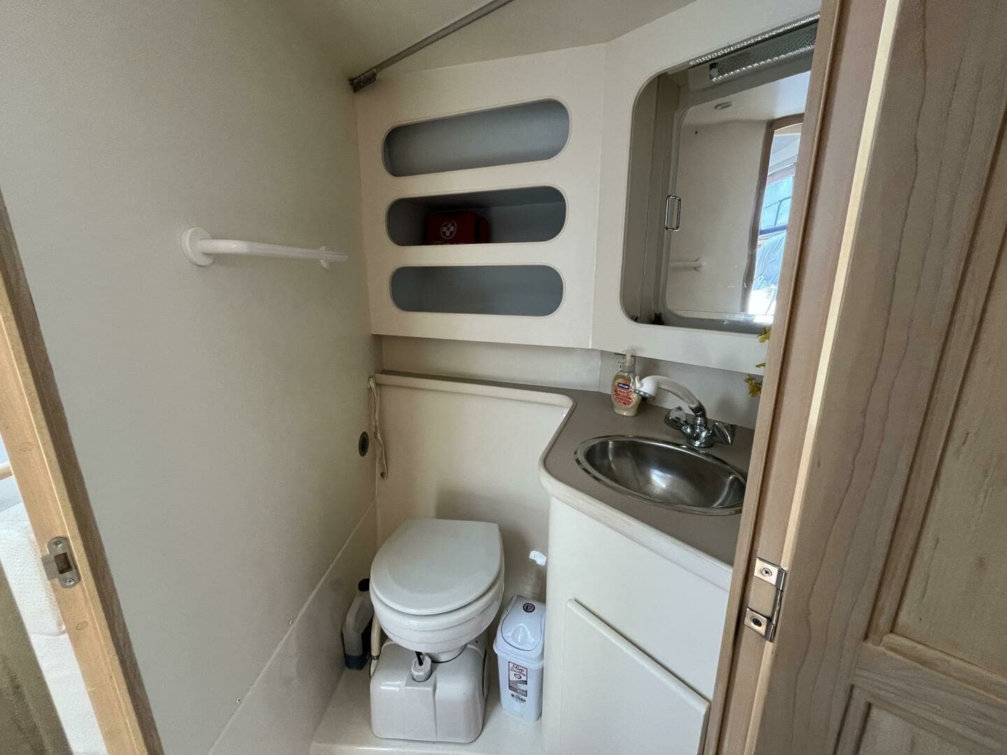 1996 Carver 370 Aft Cabin 37