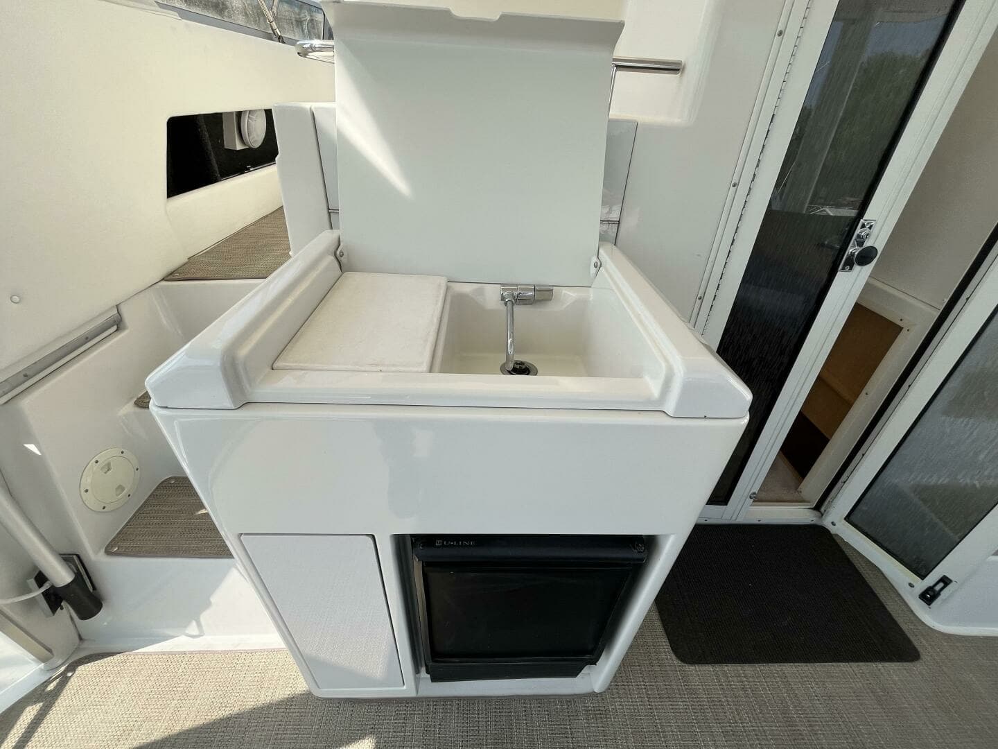 1996 Carver 370 Aft Cabin 37