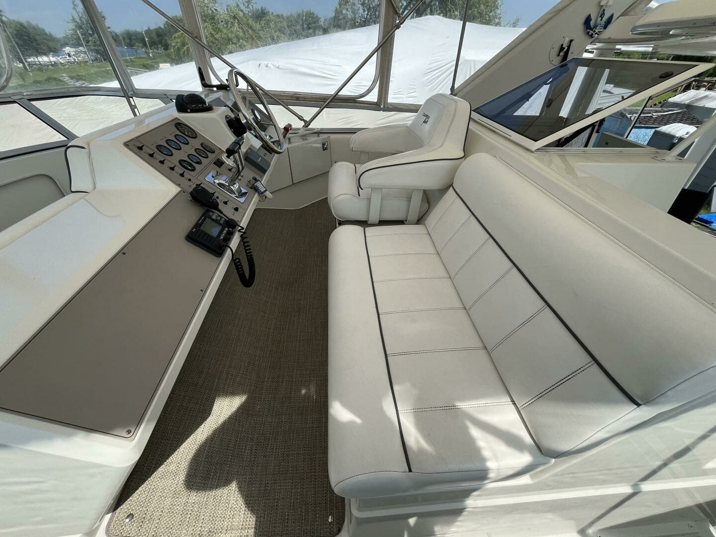 1996 Carver 370 Aft Cabin 37