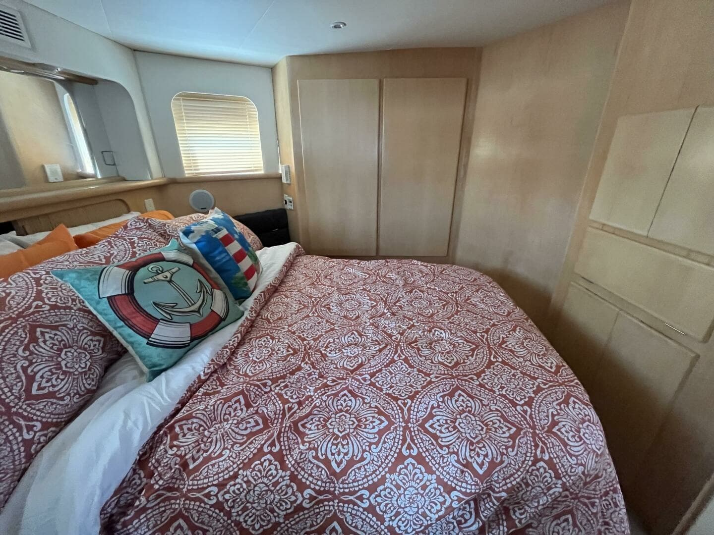 1996 Carver 370 Aft Cabin 37