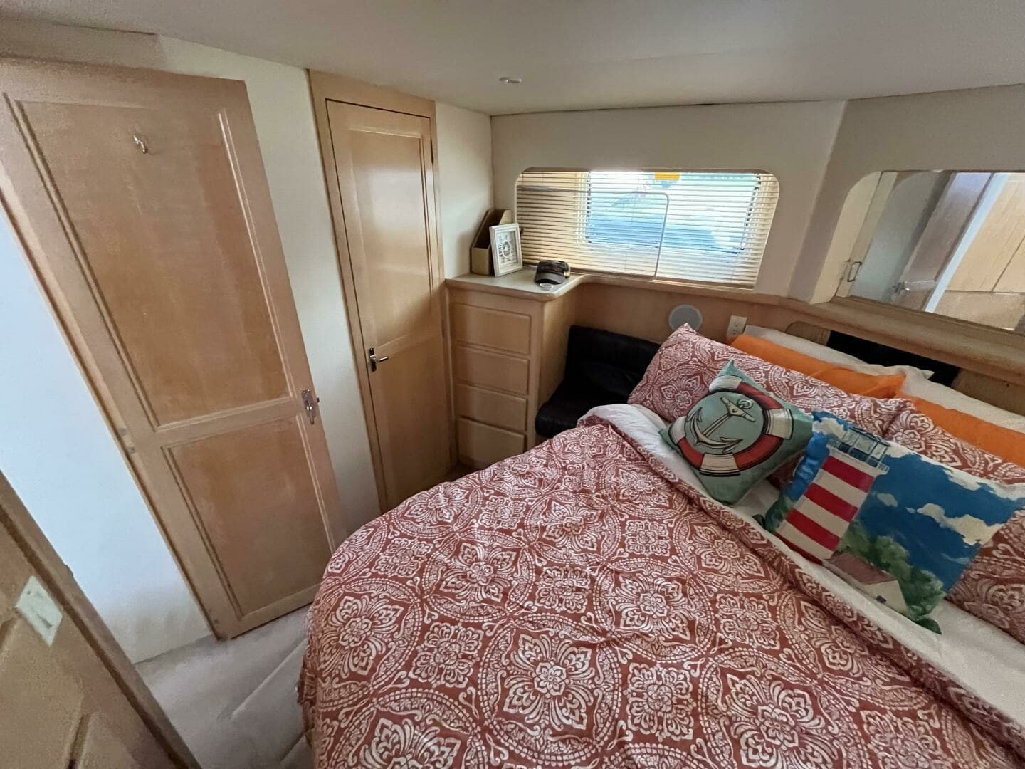 1996 Carver 370 Aft Cabin 37