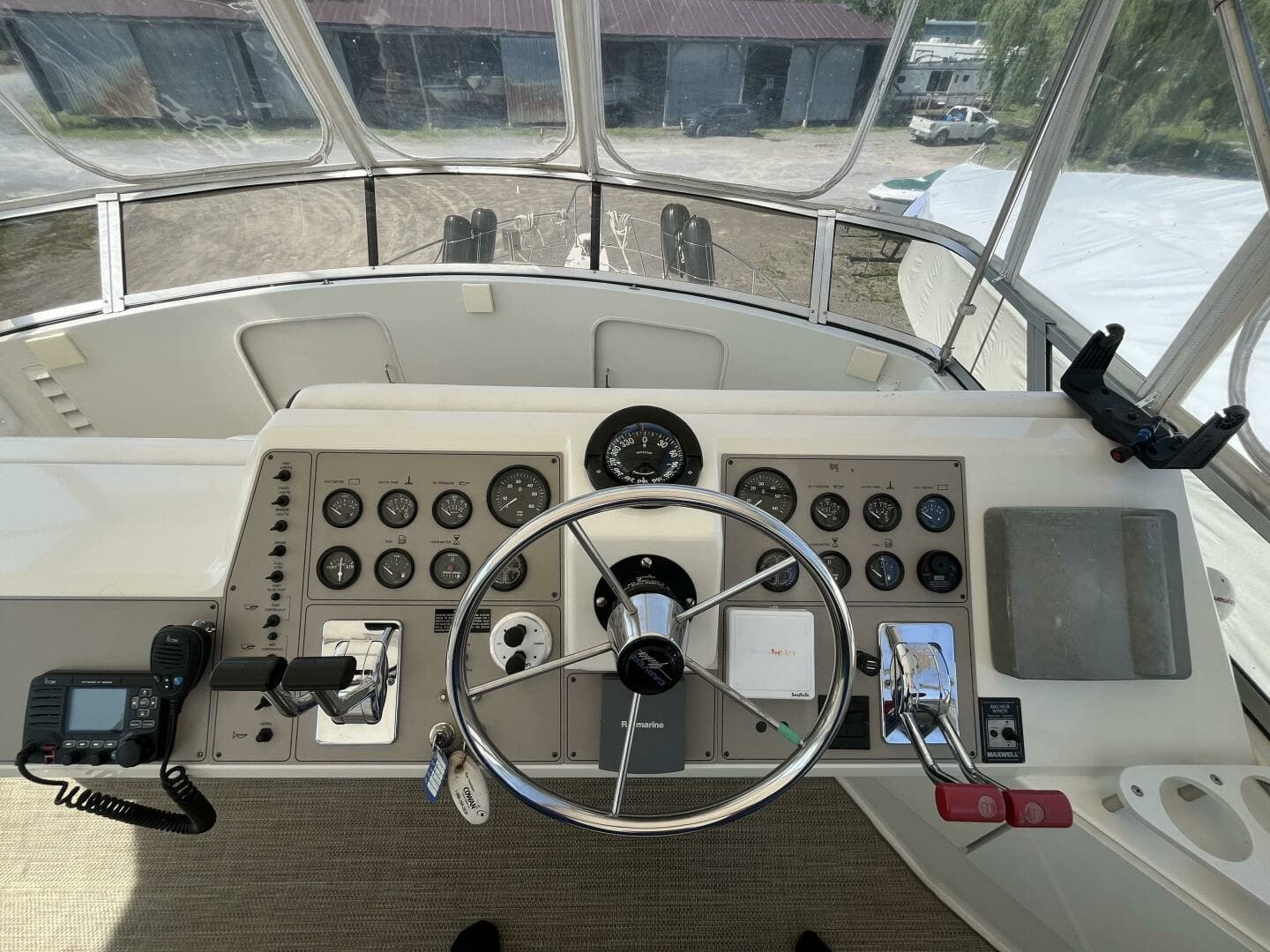 1996 Carver 370 Aft Cabin 37
