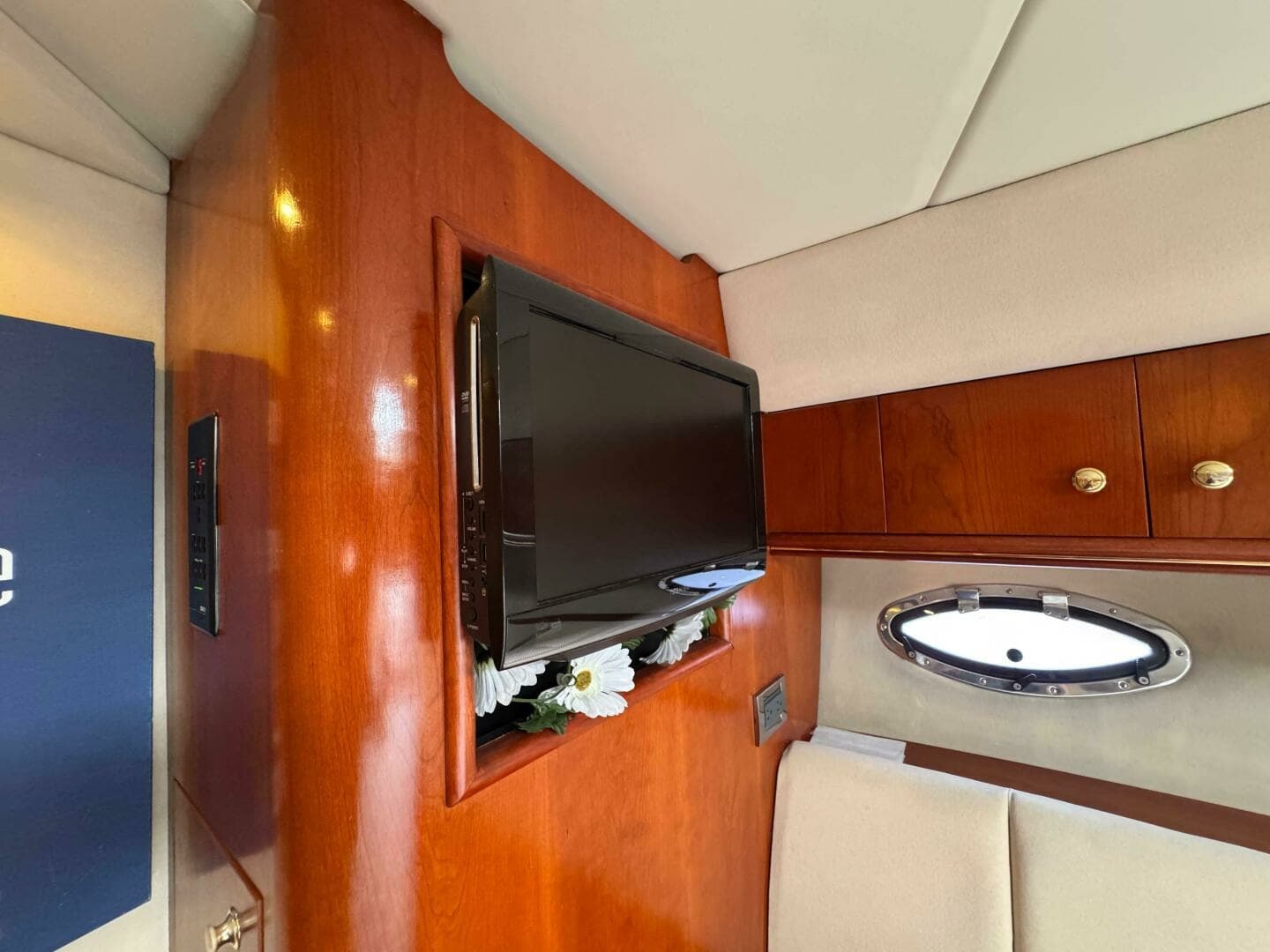 2002 Cruisers Yachts 4450 Express Motor Yacht 45