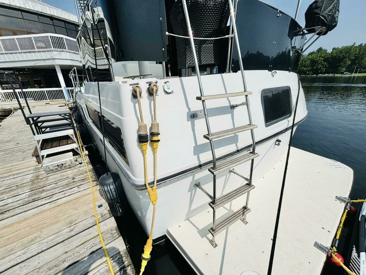 1988 Carver 3807 AFT CABIN 38
