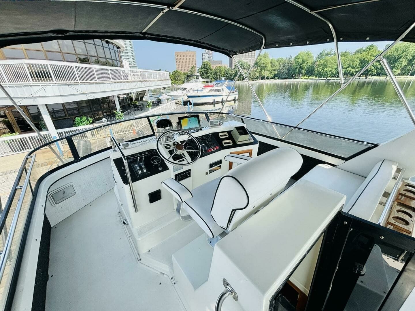 1988 Carver 3807 AFT CABIN 38