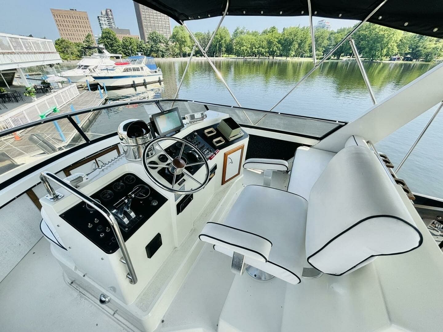1988 Carver 3807 AFT CABIN 38