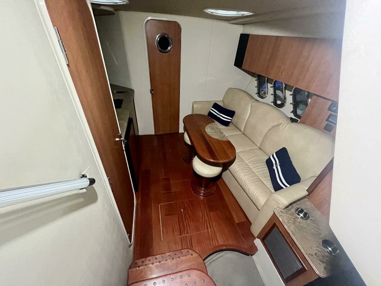 2011 Cruisers Yachts 330 Express 33