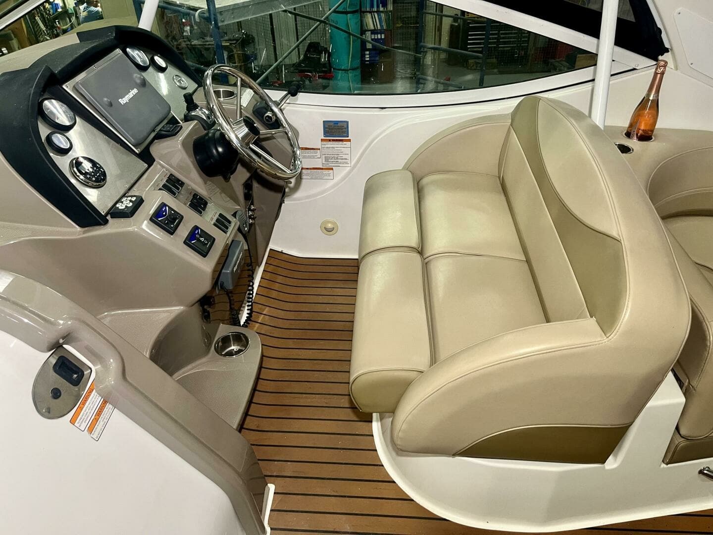 2011 Cruisers Yachts 330 Express 33