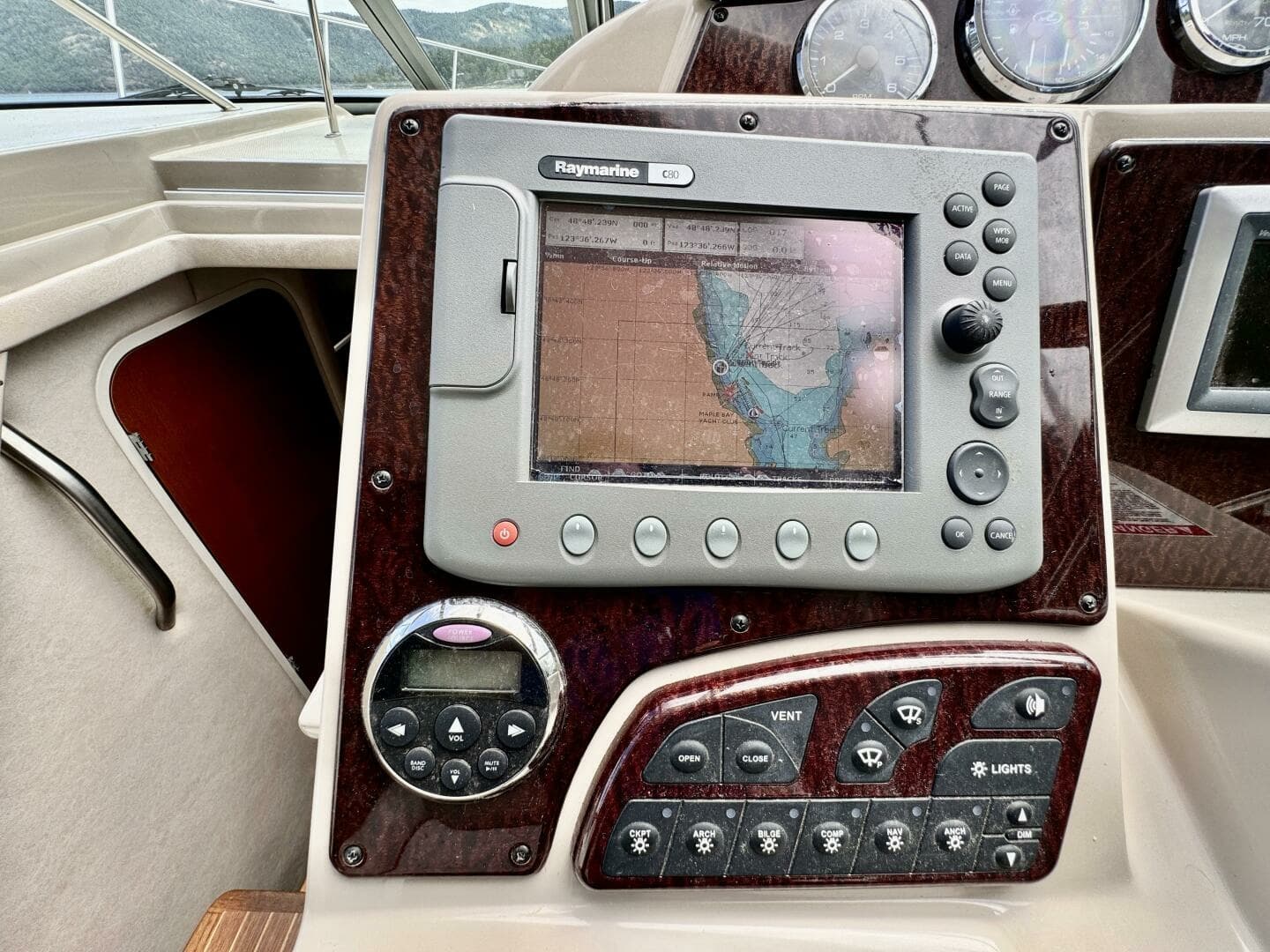 2008 Sea Ray 330 Sundancer 33