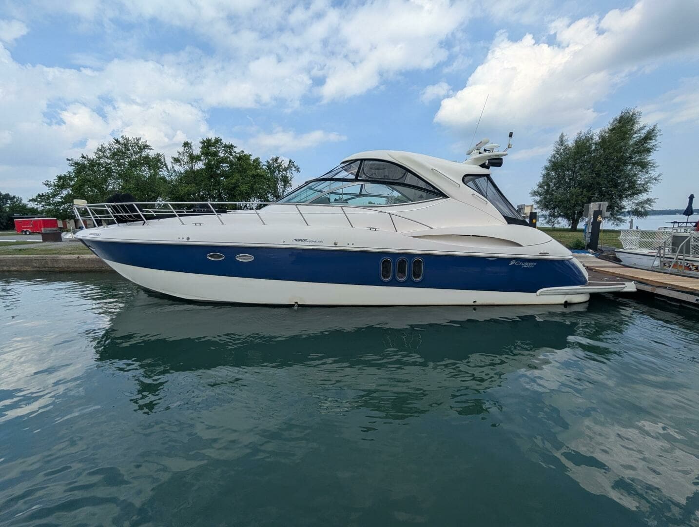 2007 Cruisers Yachts 520 Express 52