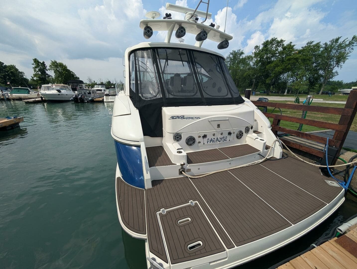 2007 Cruisers Yachts 520 Express 52