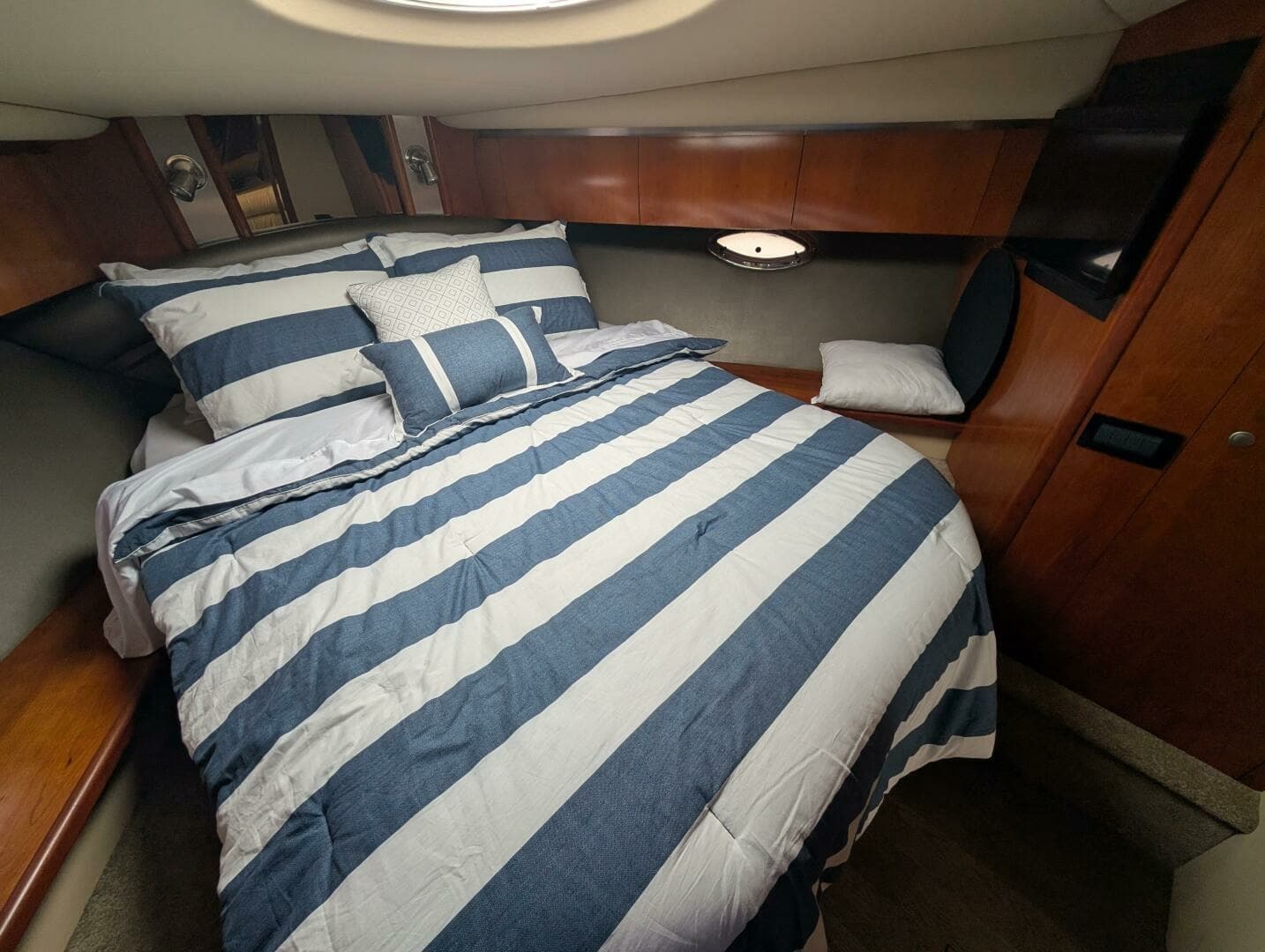 2007 Cruisers Yachts 520 Express 52