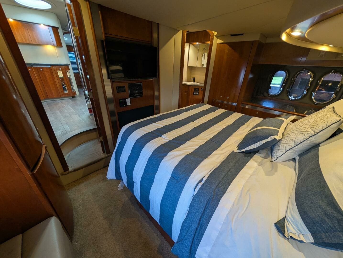 2007 Cruisers Yachts 520 Express 52
