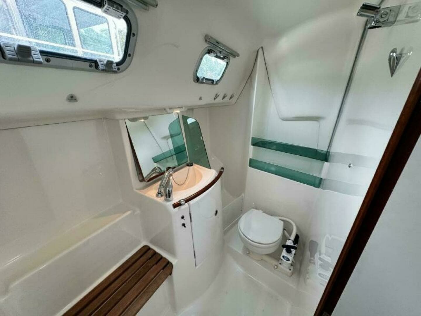 2004 Beneteau 323 32