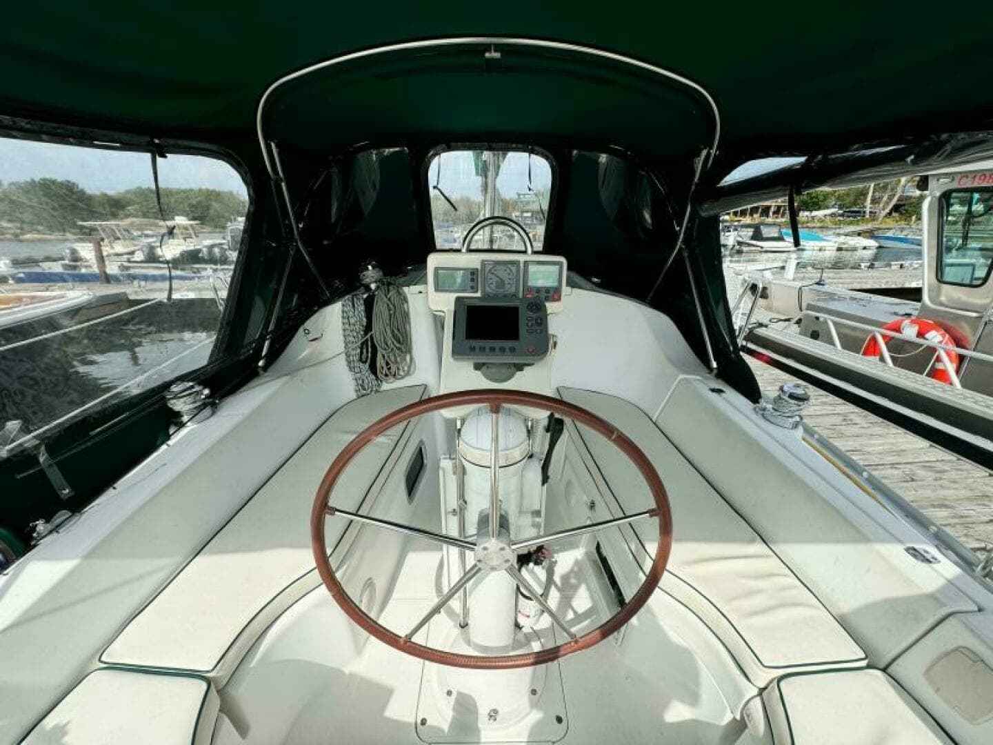 2004 Beneteau 323 32